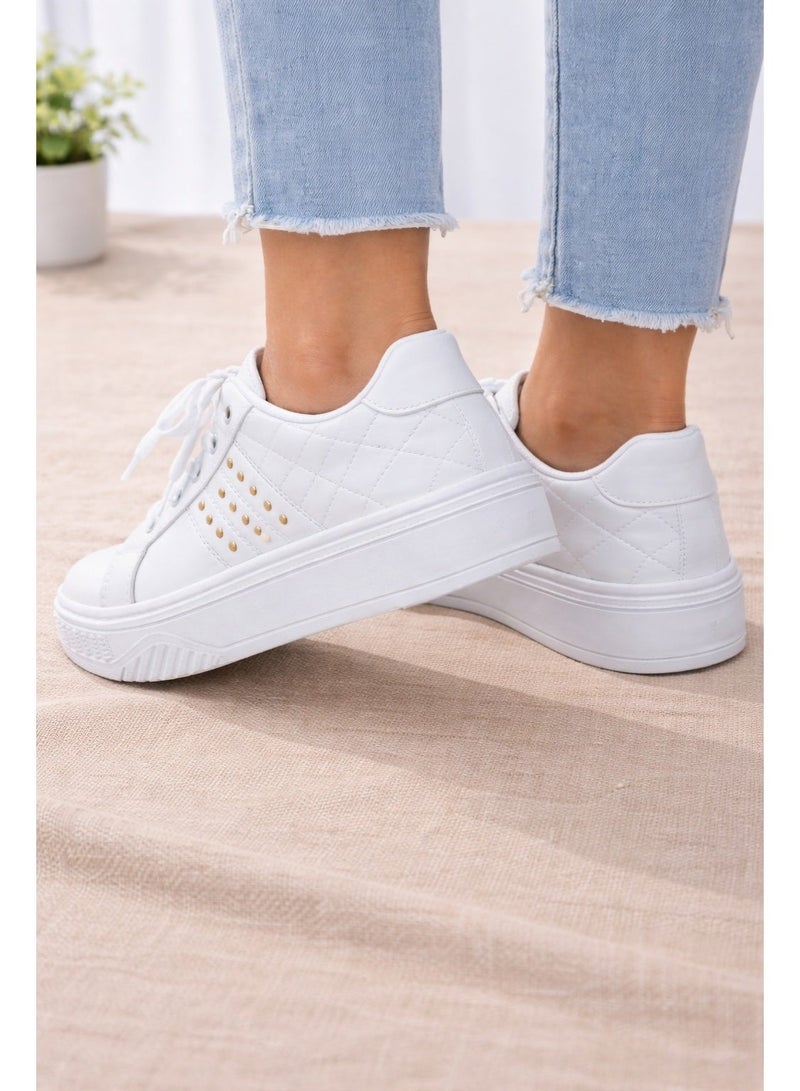 شوز كوتش حريمي و بناتي أبيض سنيكرز ترندي سبور، تصميم مريح بتفاصيل استرس ذهبي، مناسب للوك الكاجوال اليومي والمشاوير واللبس العملي كود 5001 - Image 2